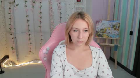 Snapshot of emely_garcias chatting on October 15, 12:06 pm emelia online show from October 15, 12:06 pm
