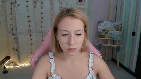 Snapshot of emely_garcias chatting on October 18, 11:36 am emelia online show from October 18, 11:36 am