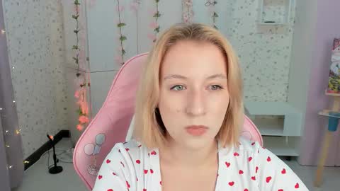 Snapshot of emely_garcias chatting on October 19, 12:10 pm emelia online show from October 19, 12:10 pm