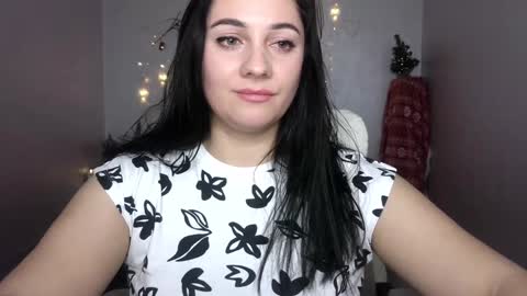 Snapshot of emelyblum chatting on January 5, 11:33 pm Emely online show from January 5, 11:33 pm