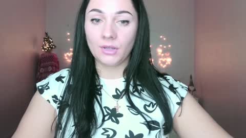 Snapshot of emelyblum chatting on December 23, 2:02 am Emely online show from December 23, 2:02 am