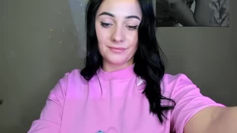 Snapshot of emelyblum chatting on December 4, 12:02 am Emely online show from December 4, 12:02 am