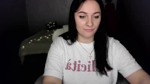 Snapshot of emelyblum chatting on January 17, 5:42 am Emely online show from January 17, 5:42 am