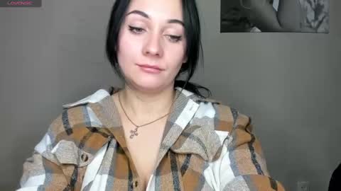 Snapshot of emelyblum chatting on December 5, 2:47 am Emely online show from December 5, 2:47 am