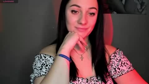 Snapshot of emelyblum chatting on December 3, 3:26 am Emely online show from December 3, 3:26 am