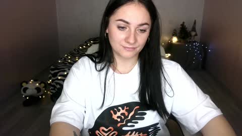 Snapshot of emelyblum chatting on January 25, 2:37 am Emely online show from January 25, 2:37 am