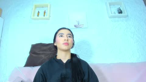 Snapshot of emiily_s chatting on February 24, 12:05 pm Emily online show from February 24, 12:05 pm
