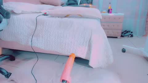 EmillySaenz online show from July 9, 12:20 pm