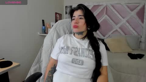 emilayton_ online show from February 4, 6:23 pm