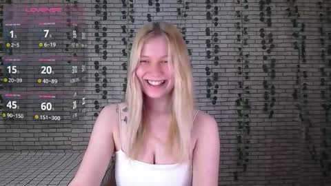 Snapshot of emiliaduchess chatting on October 11, 11:48 am Amili online show from October 11, 11:48 am