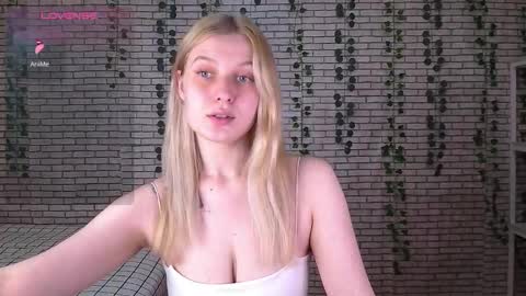 Snapshot of emiliaduchess chatting on September 30, 10:37 am Amili online show from September 30, 10:37 am