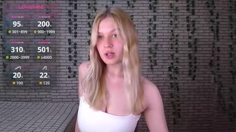 Snapshot of emiliaduchess chatting on October 8, 9:59 am Amili online show from October 8, 9:59 am