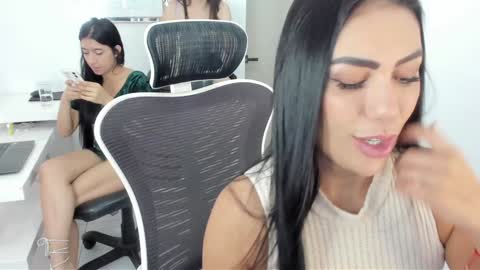 Snapshot of emillybrowm chatting on January 10, 2:55 pm Emilly online show from January 10, 2:55 pm