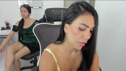 Snapshot of emillybrowm chatting on December 18, 5:42 pm Emilly online show from December 18, 5:42 pm