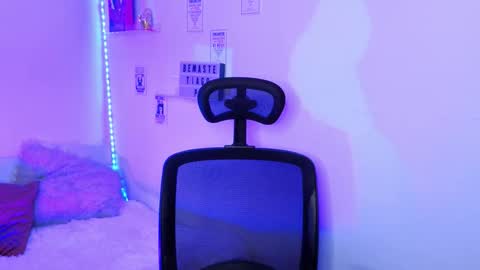 Emily Lindey online show from March 8, 5:33 am