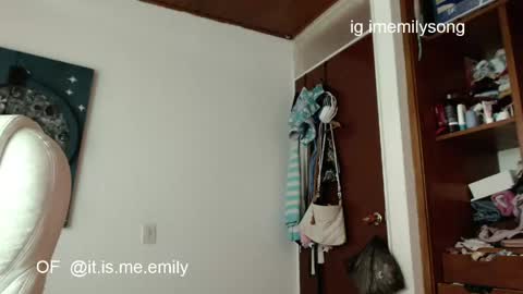 emily_pearl_ online show from May 9, 9:32 pm