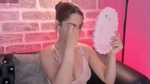 Snapshot of emily_roberts1 chatting on October 15, 5:00 am Emily online show from October 15, 5:00 am