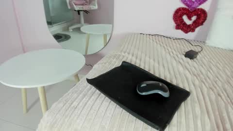 Snapshot of emily_sweett12 chatting on March 8, 12:20 pm Emily online show from March 8, 12:20 pm