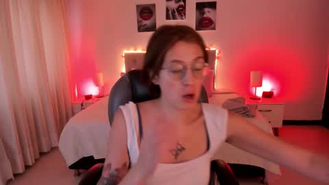 Snapshot of emily_warren__ chatting on October 13, 8:00 pm emily_warren__ online show from October 13, 8:00 pm