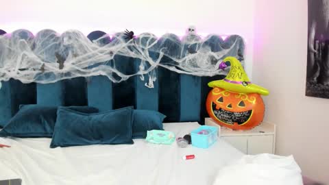 Emilyyy online show from November 1, 12:33 am