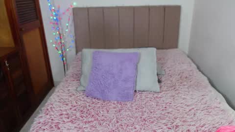 emilybluunt_ online show from February 1, 5:04 am