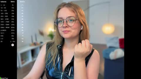 Snapshot of emilyforelsket chatting on October 17, 12:31 pm Emily online show from October 17, 12:31 pm