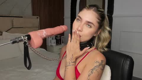 Snapshot of emilyhendrix_ chatting on January 17, 11:18 pm Emily Hendrix online show from January 17, 11:18 pm