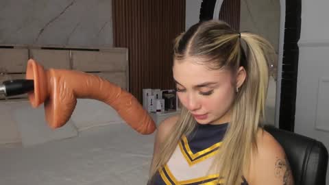 Snapshot of emilyhendrix_ chatting on January 24, 8:43 pm Emily Hendrix online show from January 24, 8:43 pm