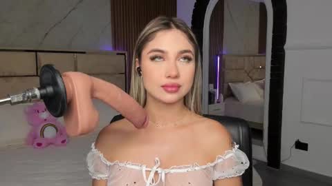 Snapshot of emilyhendrix_ chatting on March 3, 7:39 pm Emily Hendrix online show from March 3, 7:39 pm