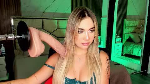 Snapshot of emilyhendrix_ chatting on October 10, 9:52 pm Emily Hendrix online show from October 10, 9:52 pm