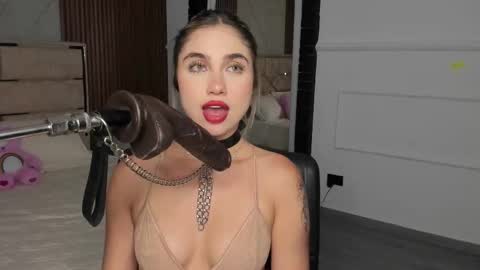 Snapshot of emilyhendrix_ chatting on February 19, 12:03 am Emily Hendrix online show from February 19, 12:03 am