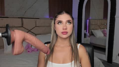 Snapshot of emilyhendrix_ chatting on March 4, 7:32 pm Emily Hendrix online show from March 4, 7:32 pm