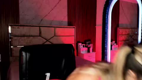 Snapshot of emilyhendrix_ chatting on October 18, 8:35 pm Emily Hendrix online show from October 18, 8:35 pm