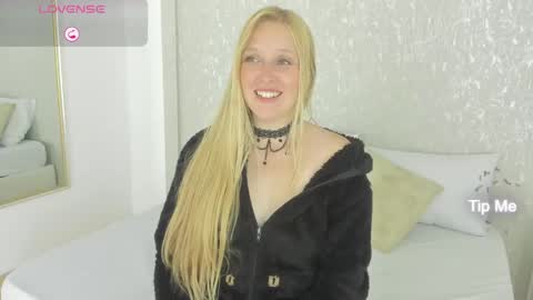Snapshot of emilysumer chatting on February 2, 12:30 am Summer 3 online show from February 2, 12:30 am