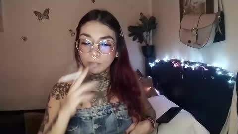 Snapshot of emilywhitee_ chatting on October 14, 2:25 am Valentina independent model online show from October 14, 2:25 am