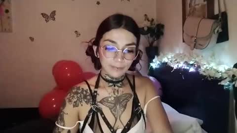 Snapshot of emilywhitee_ chatting on October 18, 2:27 am Valentina independent model online show from October 18, 2:27 am