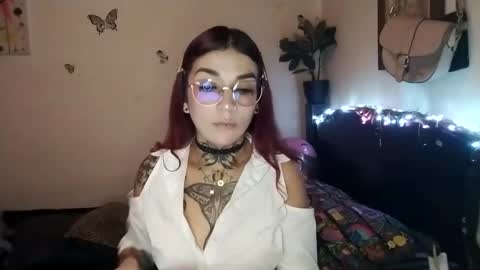 Snapshot of emilywhitee_ chatting on September 23, 3:22 am Valentina independent model online show from September 23, 3:22 am