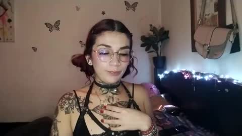 Snapshot of emilywhitee_ chatting on September 25, 3:24 am Valentina independent model online show from September 25, 3:24 am
