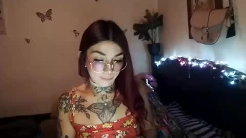 Snapshot of emilywhitee_ chatting on October 8, 1:35 am Valentina independent model online show from October 8, 1:35 am