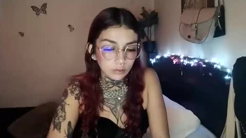 Snapshot of emilywhitee_ chatting on October 15, 2:48 am Valentina independent model online show from October 15, 2:48 am