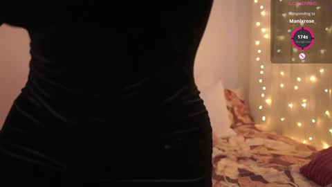 Snapshot of emilyxrose_ chatting on February 6, 10:43 pm IG thickemmsss online show from February 6, 10:43 pm