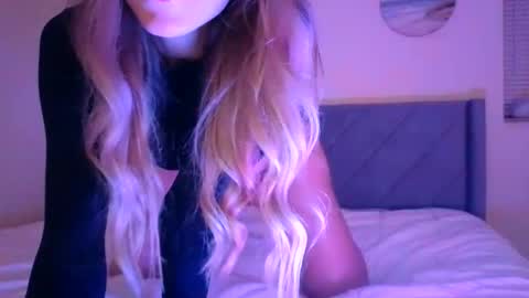 Snapshot of emilyy_miller chatting on September 24, 2:18 am emilly online show from September 24, 2:18 am