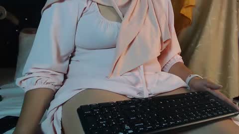 emira199 online show from February 18, 8:49 am