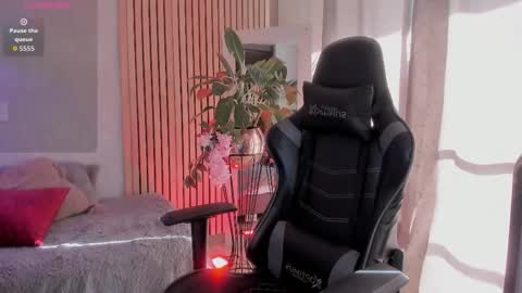 Snapshot of emma_____________ chatting on September 22, 8:57 pm online show from September 22, 8:57 pm
