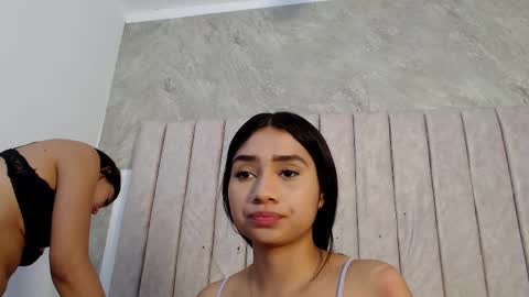 emma_and_aysha online show from February 25, 1:43 pm