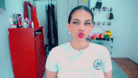 Snapshot of emma_diva chatting on October 19, 12:48 am emma online show from October 19, 12:48 am