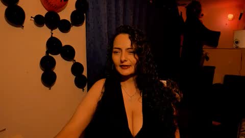 Snapshot of emma_luxy chatting on October 31, 12:33 am emma luxy online show from October 31, 12:33 am