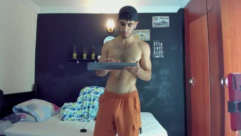 Snapshot of emma_muscle_ chatting on February 18, 1:21 am emma online show from February 18, 1:21 am