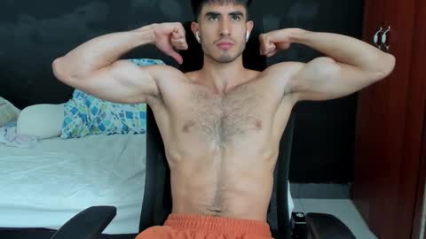 Snapshot of emma_muscle_ chatting on February 15, 3:50 pm emma online show from February 15, 3:50 pm