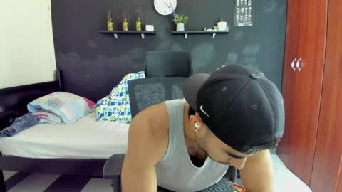 Snapshot of emma_muscle_ chatting on February 17, 10:16 pm emma online show from February 17, 10:16 pm